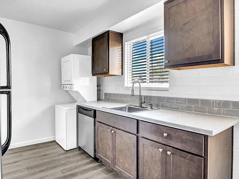31 W 2nd St — Photo 10
