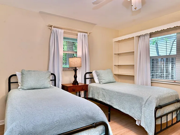 129 Alhambra Pl — Photo 17