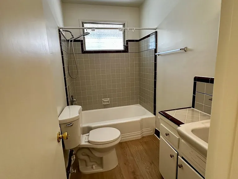 340 N Isabel St — Photo 18