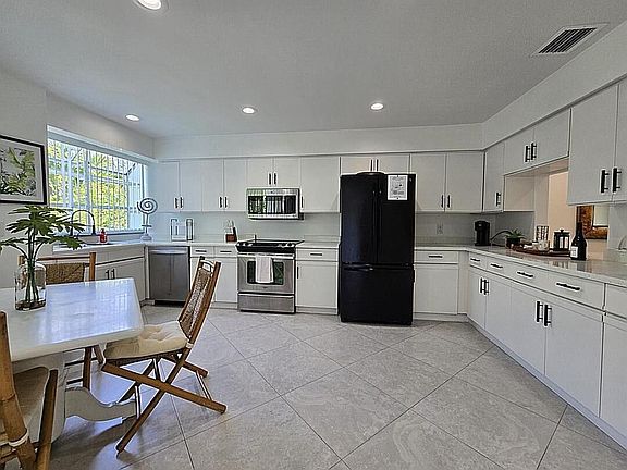 3rd image of 2577 Bessie St #3-0