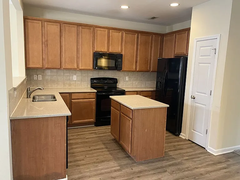 10020 Kings Parade Blvd — Photo 10