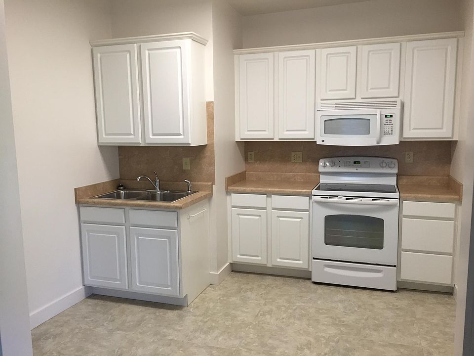 Newer kitchen cabinets and countertops, smooth top range, mi
