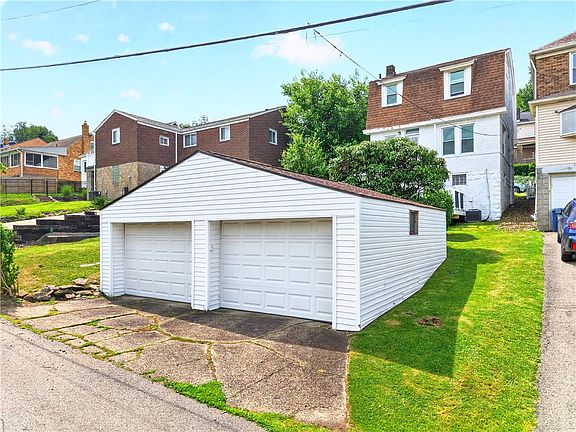3rd image of 817 Deely St