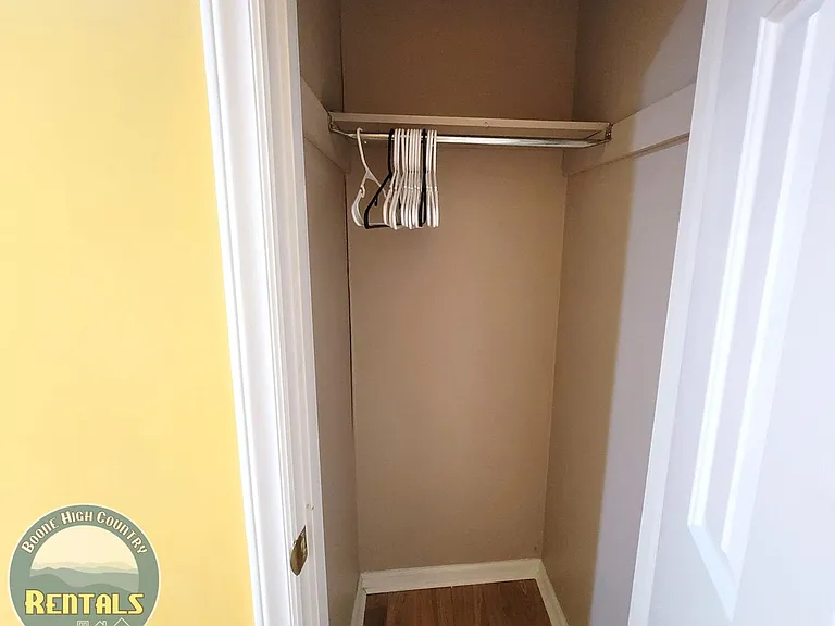 1254 Camelot Ct NE — Photo 12