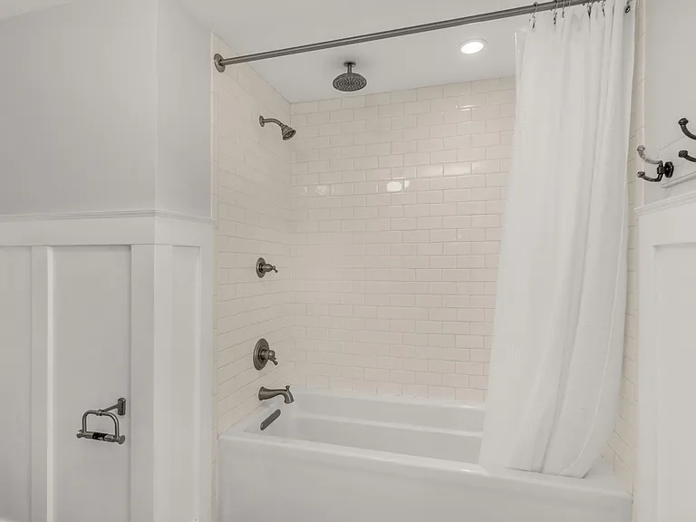 8036 N Syracuse St — Photo 22