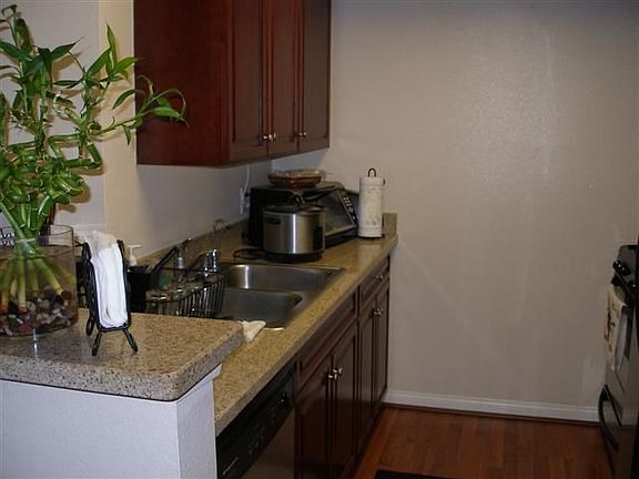 5th image of 5540 Owensmouth Ave APT 212
