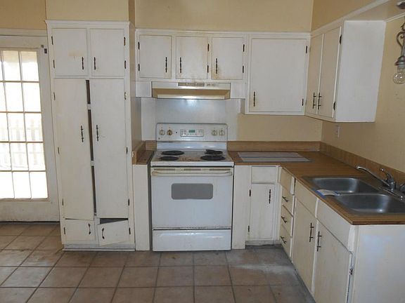 3rd image of 105 Pauline St