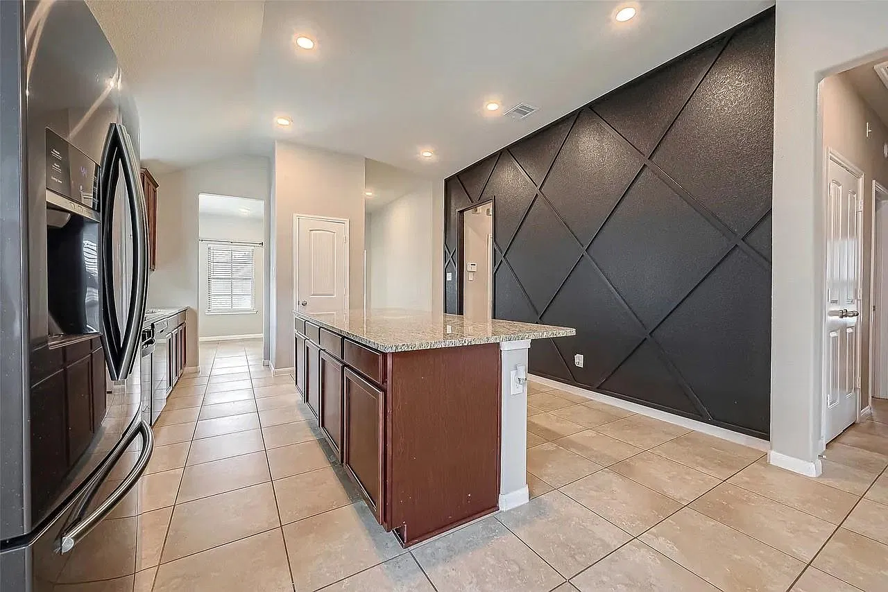 4 bed, 2.0 bath, 1722 sqft, $2,400 — Photo 2