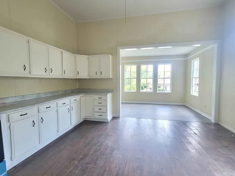 1005 E Fannin St — Photo 5