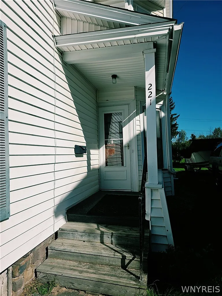 2 bed, 1.0 bath, 2608 sqft, $1,100 — Photo 2