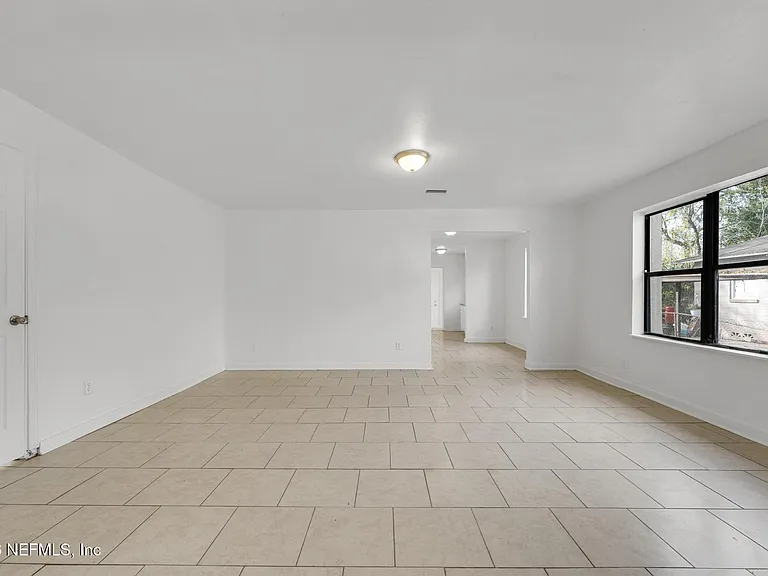 1830 W 27th St — Photo 5