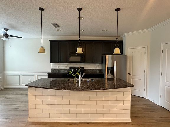 2nd image of 485 Walnut Dr