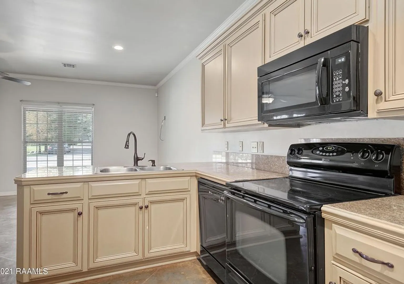 Live in the Heart of LafayetteMinutes from UL & Downtown! — Photo 3
