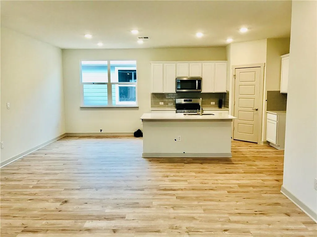 4 bed, 2.0 bath, 1705 sqft, $1,950 — Photo 2