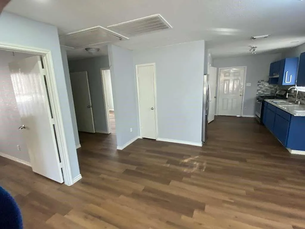 3 bed, 1.0 bath, 1092 sqft, $1,939 — Photo 4