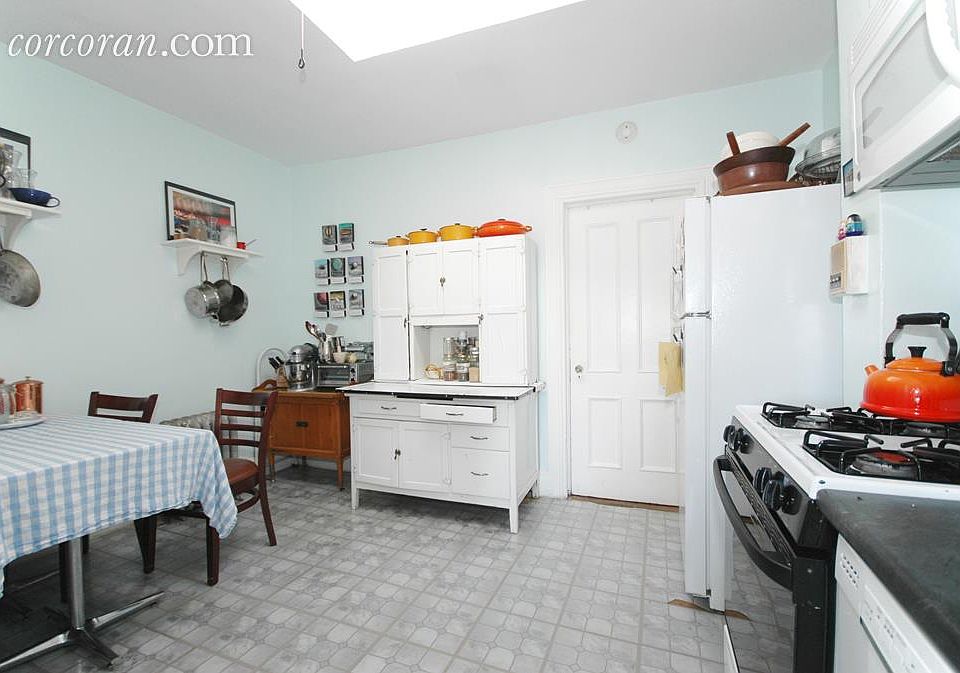 2nd image of 204 Lincoln Pl APT 5