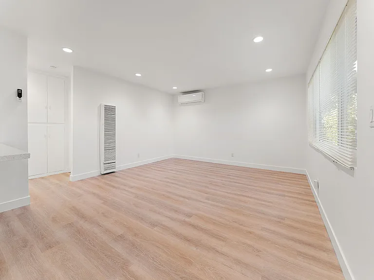 308 S Laurel St — Photo 4