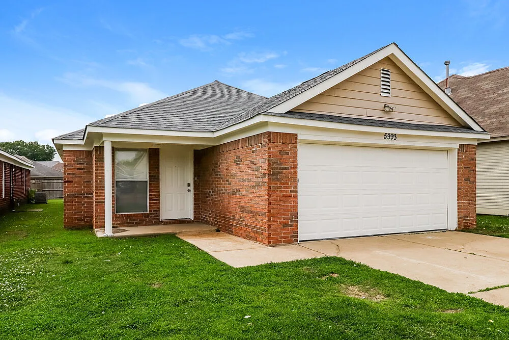 4 bed, 2.0 bath, 1525 sqft, $1,555 — Photo 3