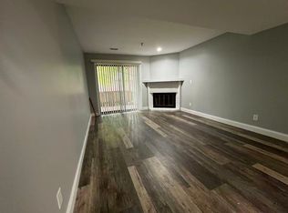 1360 Brook St APT D, Saint Charles, IL 60174