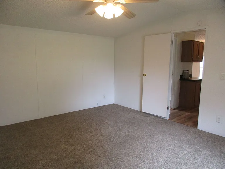 921 Seneca Dr — Photo 11
