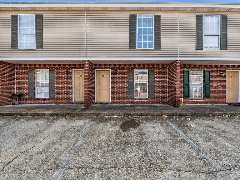 1301 Louisville St — Photo 2