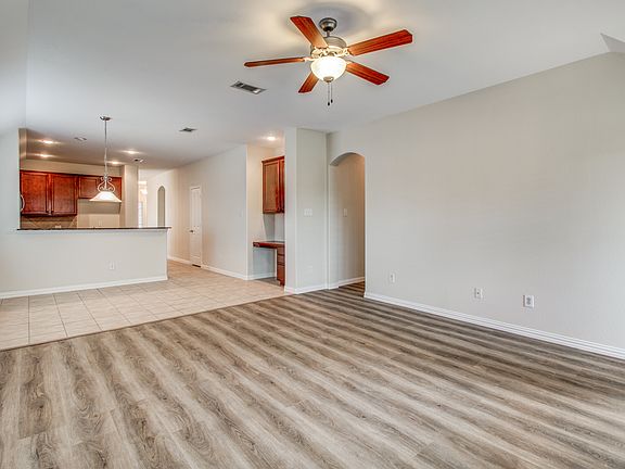 4th image of 2100 Willow Creek Dr