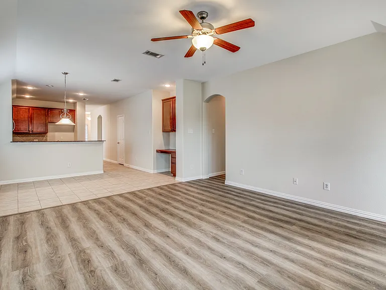 2100 Willow Creek Dr — Photo 4