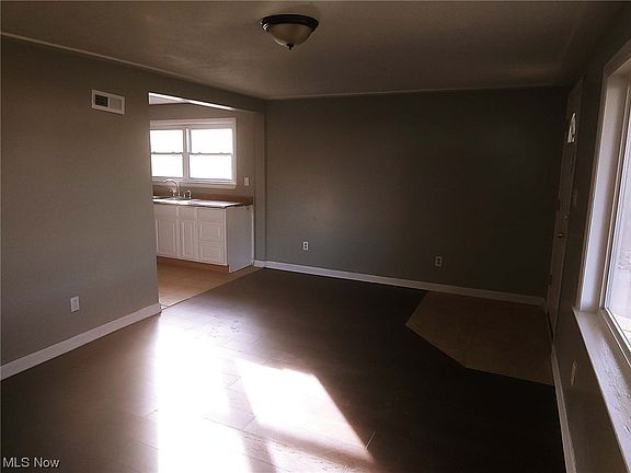 5th image of 711 Blossom Dr
