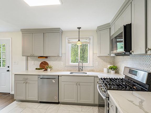 3rd image of 13 Karen Cir