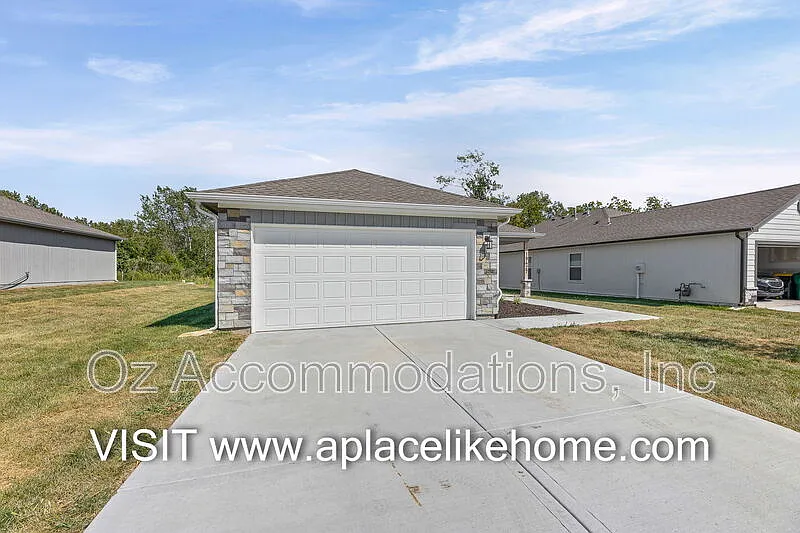 3 bed, 2.0 bath, 1260 sqft, $2,395 — Photo 3