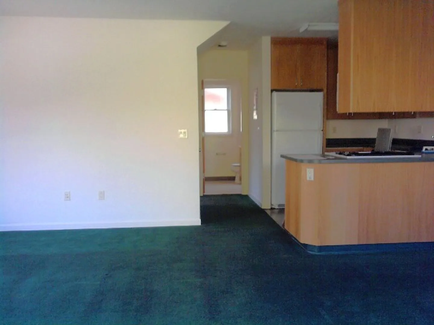 What's Special Comfortable Shared Space Bright Open-Concept Layout Dining Area Spacious Townhouse... — Photo 2