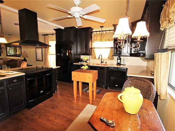 2nd image of 532 Oak Hill Cir