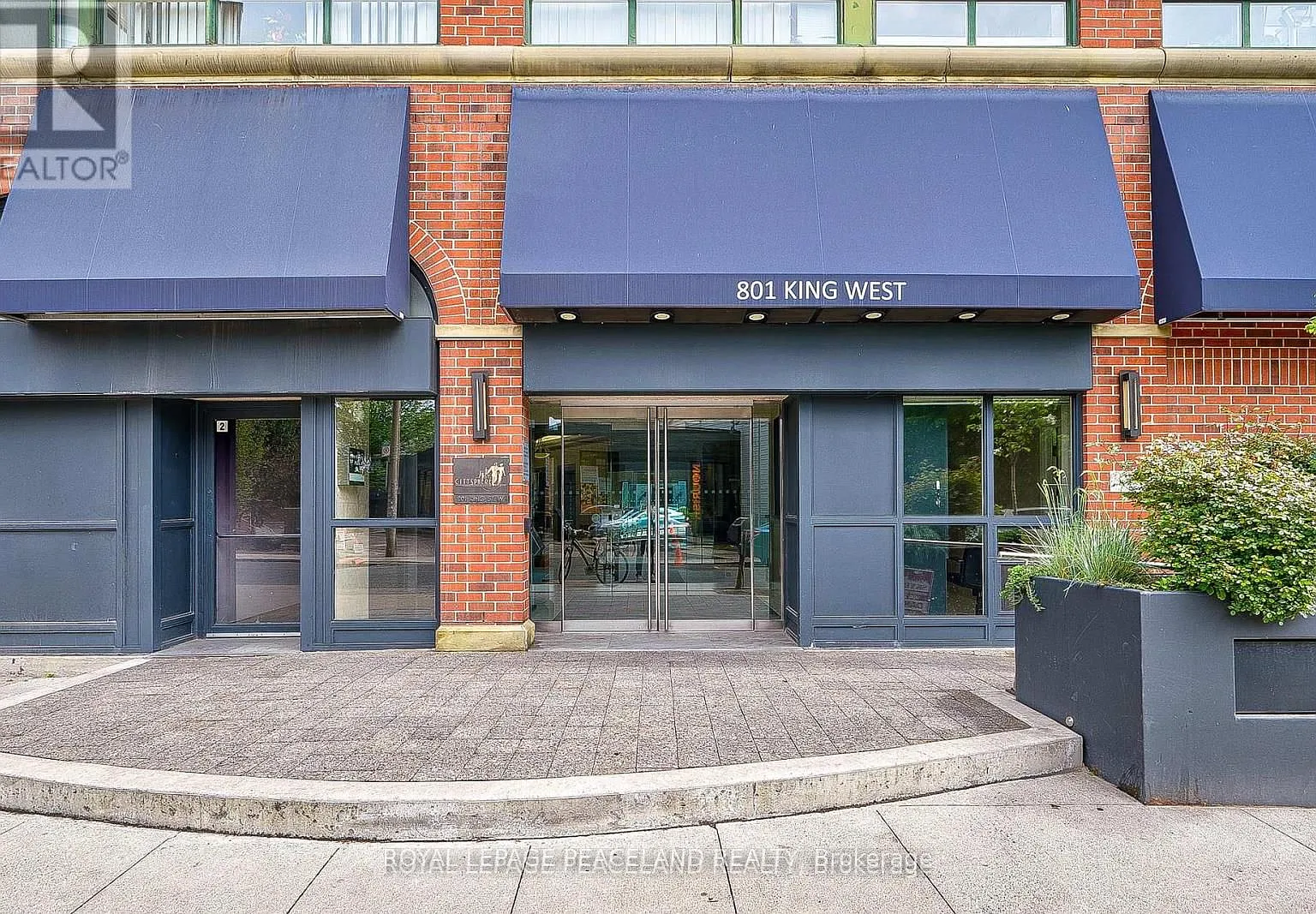 801 King St W — Photo 1