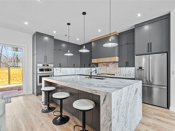 4th image of 18 Grimsby Cir