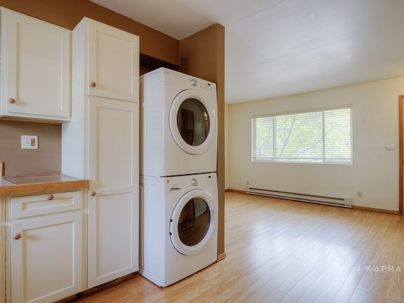 2nd image of 915 Smith Ln APT B