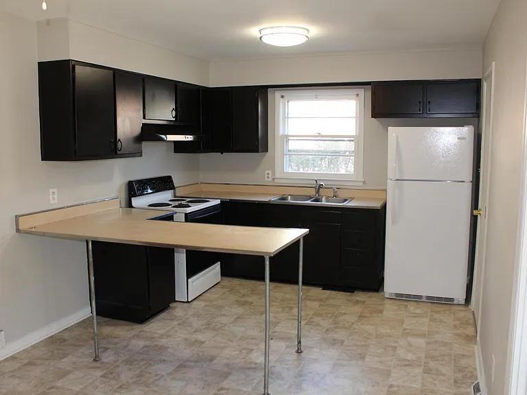 611 Mobile St — Photo 2