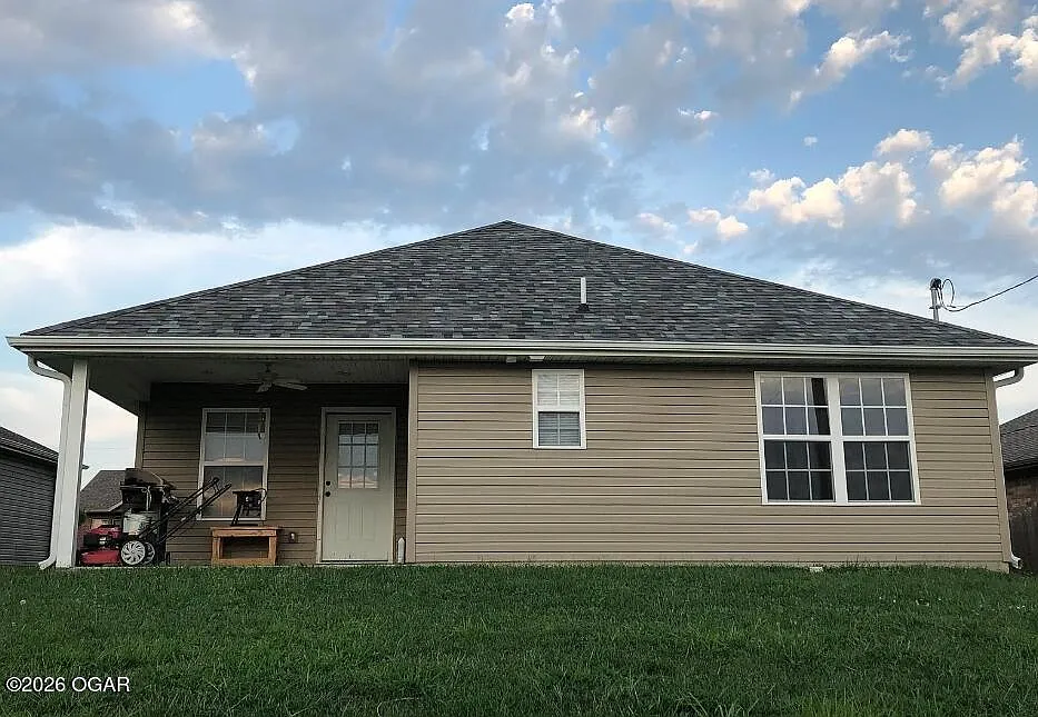 3 bed, 2.0 bath, 1329 sqft, $1,695 — Photo 2