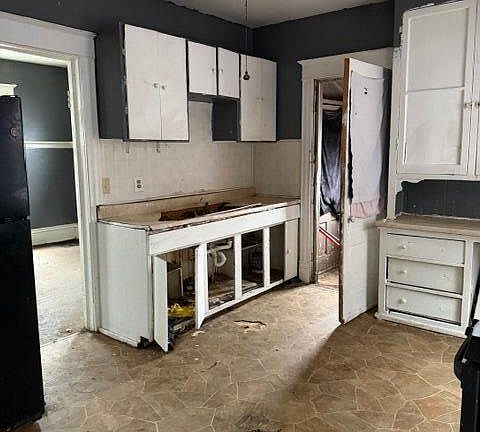 3rd image of 1374 Deane BOULEVARD