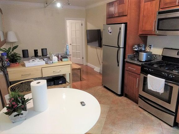 3rd image of 550 Lake St #100