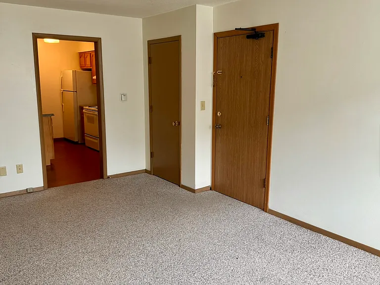 612 E Court St #11 — Photo 7