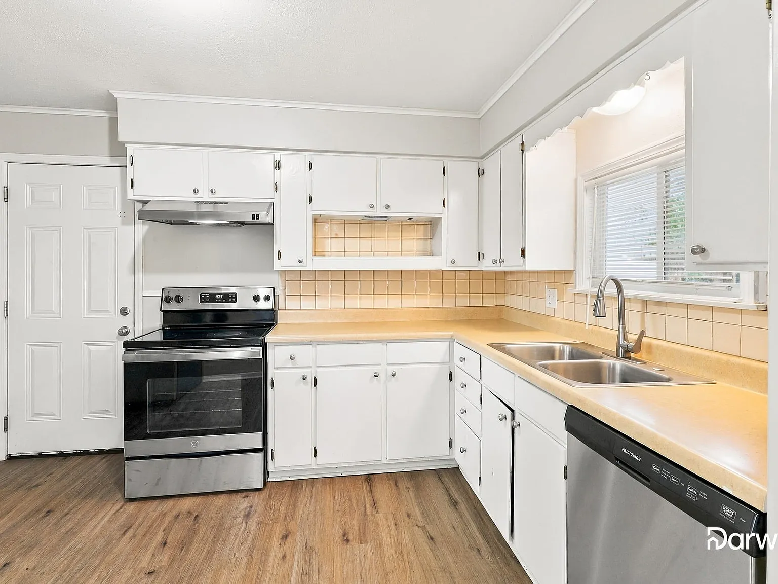 3 bed, 2.0 bath, 1948 sqft, $1,620 — Photo 2