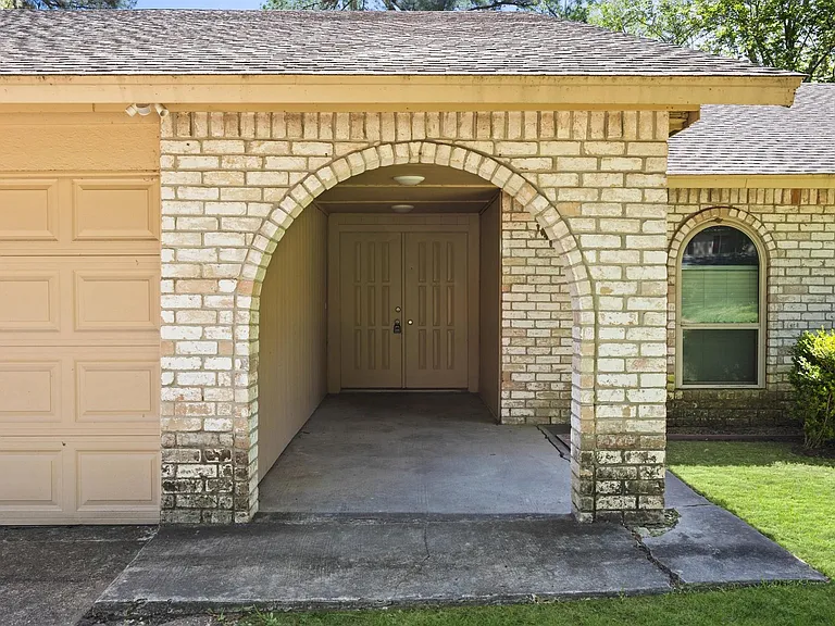 3218 Sycamore Springs Dr — Photo 2