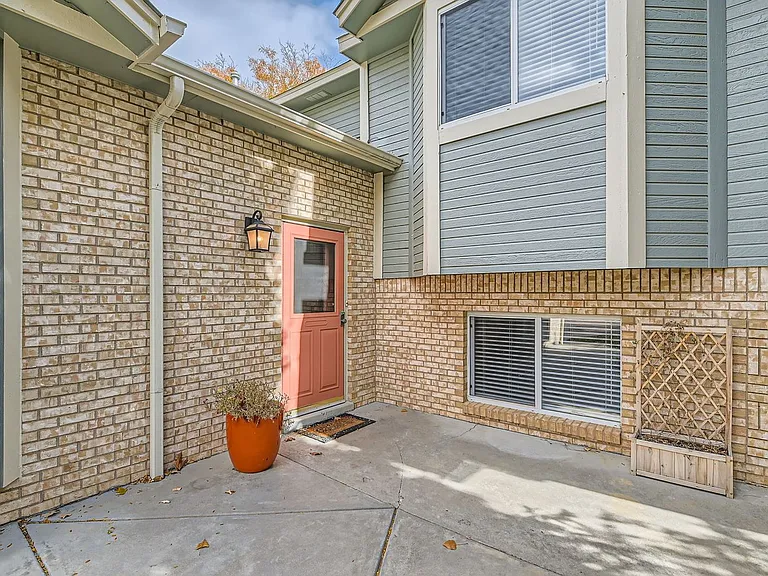 284 Dover Ct — Photo 6