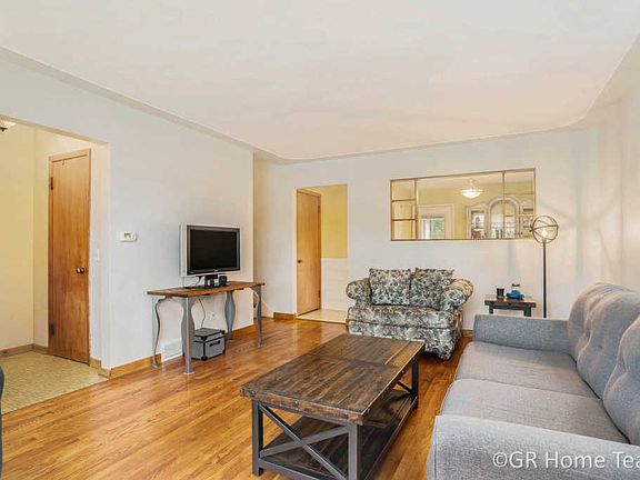 4th image of 917 Malta St NE