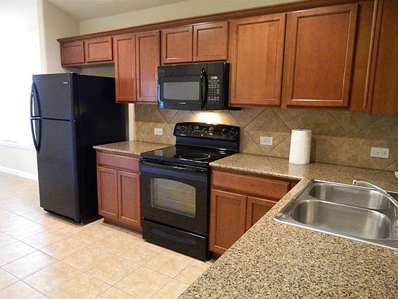 4th image of 901 Alamo Plaza Dr
