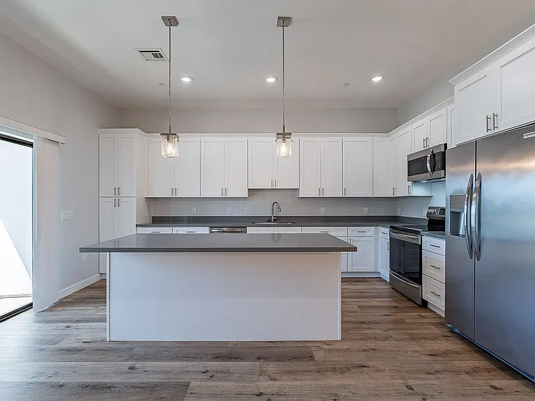 1645 E Cheery Lynn Rd — Photo 22