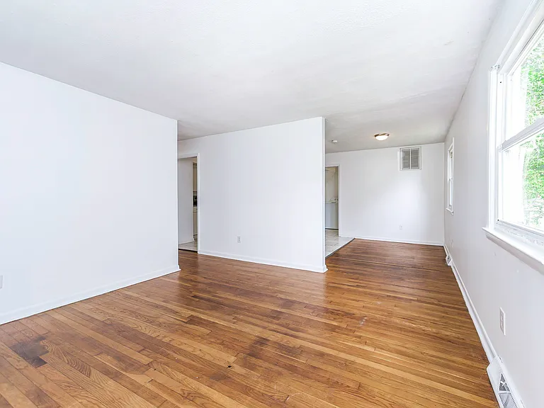 1208 Louis Ln — Photo 12