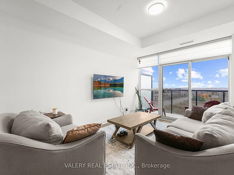681 Yonge St #615 — Photo 5