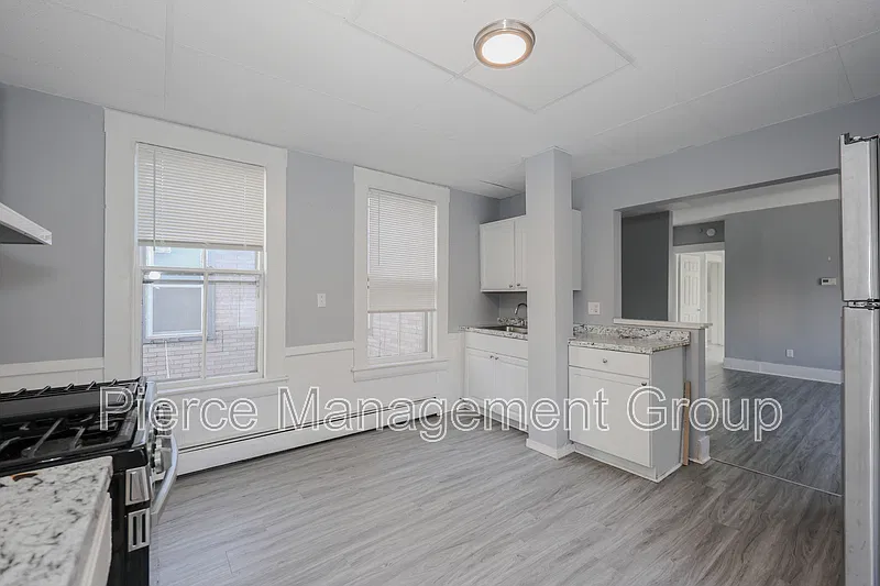 3 bed, 1.0 bath, $1,900 — Photo 3