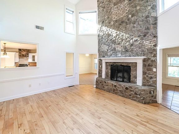 4th image of 327 Lakeridge Dr